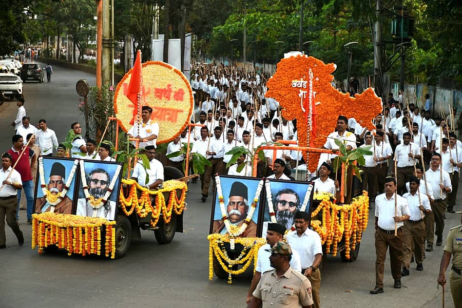 <div class="paragraphs"><p>ಬೆಳಗಾವಿ ನಗರದಲ್ಲಿ ವಿಜಯದಶಮಿ ಉತ್ಸವದ ಪ್ರಯುಕ್ತ, ರಾಷ್ಟ್ರೀಯ ಸ್ವಯಂಸೇವಕ ಸಂಘದ (ಆರ್‌ಎಸ್‌ಎಸ್‌) ಸ್ವಯಂಸೇವಕರು ಭಾನುವಾರ ನಡೆಸಿದ ಆಕರ್ಷಕ ಪಥಸಂಚಲನ ಗಮನಸೆಳೆಯಿತು.</p></div>