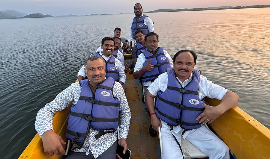 ಹಿರಿಯೂರು ತಾಲ್ಲೂಕಿನ ವಾಣಿವಿಲಾಸ ಜಲಾಶಯ ಭರ್ತಿಯಾಗುತ್ತಿರುವ ಹಿನ್ನೆಲೆಯಲ್ಲಿ ಭಾನುವಾರ ಸಂಜೆ ಜಿಲ್ಲಾ ಉಸ್ತುವಾರಿ ಸಚಿವ ಡಿ. ಸುಧಾಕರ್ ಅಣೆಕಟ್ಟೆಗೆ ಭೇಟಿ ನೀಡಿ ಬೆಂಬಲಿಗರೊಂದಿಗೆ ಹಿನ್ನೀರಿನಲ್ಲಿ ದೋಣಿ ವಿಹಾರದ ಸಂಭ್ರಮ ಸವಿದರು.