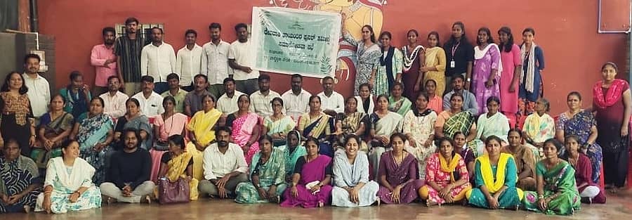 <div class="paragraphs"><p>ಹೊಸಪೇಟೆಯಲ್ಲಿ ಭಾನುವಾರ ಮಾಜಿ ದೇವದಾಸಿಯರ ಮರು ಸಮೀಕ್ಷೆ ಕುರಿತು ಸಮಾಲೋಚನಾ ಸಭೆ ನಡೆಯಿತು</p></div>