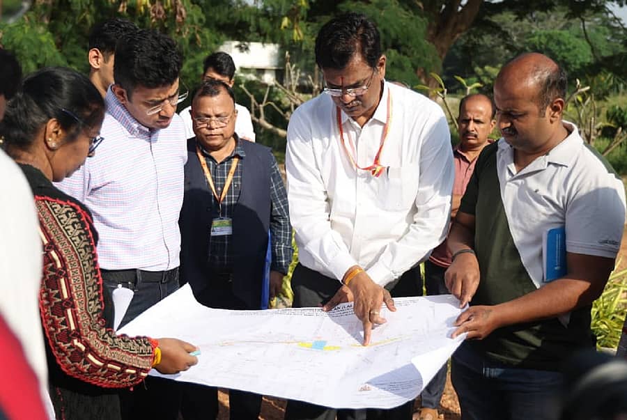 ಲಾಲ್‌ಬಾಗ್‌ನಲ್ಲಿ ಸಾಗುವ ಸುರಂಗ ರಸ್ತೆಯ ನೀಲನಕ್ಷೆಯ ವಿವರಗಳನ್ನು ತೇಜಸ್ವಿ ಸೂರ್ಯ ಅವರಿಗೆ ಅಧಿಕಾರಿಗಳು ನೀಡಿದರು.