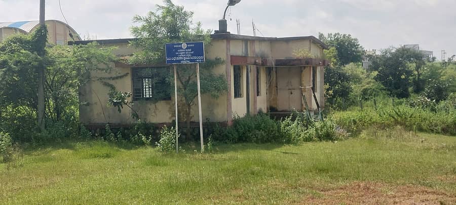 ಚಿಂಚೋಳಿ ತಾಲ್ಲೂಕು ಪೋಲಕಪಳ್ಳಿಯ ಪ್ರವಾಸಿ ಮಂದಿರದ ಪಕ್ಕದಲ್ಲಿ ಮಳೆ ಮಾಪನ ಕೇಂದ್ರದ ಪ್ರಯೋಗಾಲಯ ಕಟ್ಟಡ, ಸಿಬ್ಬಂದಿ ವಸತಿ ಗೃಹ ಬಳಕೆಯಿಲ್ಲದೇ ಕಳಾಹೀನಗೊಂಡಿದೆ