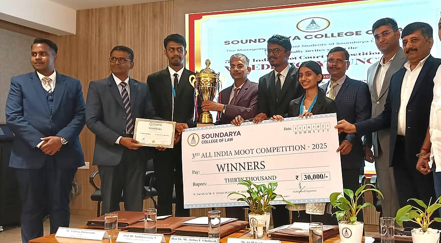 ಸಿಡೇದಹಳ್ಳಿ ಸೌಂದರ್ಯ ಕಾನೂನು ಕಾಲೇಜಿನಲ್ಲಿ ನಡೆದ ಅಖಿಲ ಭಾರತ ಅಣಕು ನ್ಯಾಯಾಲಯ ಸ್ಪರ್ಧೆಯಲ್ಲಿ ಮೊದಲ ಸ್ಥಾನ ಪಡೆದ ಆರ್.ವಿ ಇನ್ಸ್ಟಿಟ್ಯೂಷನ್ ಆಫ್ ಲೀಗಲ್ ಸ್ಟಡೀಸ್‌ನ ವಿದ್ಯಾರ್ಥಿಗಳಿಗೆ ಟ್ರೋಫಿ ಮತ್ತು ₹30,000 ಚೆಕ್ ವಿತರಿಸಲಾಯಿತು.