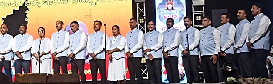 ಗೋಣಿಕೊಪ್ಪಲು ದಸರಾ ಉತ್ಸದಲ್ಲಿ ಸಾಂಸ್ಕೃತಿಕ ಕಾರ್ಯಕ್ರಮ ನೀಡಿದ ಪೊಲೀಸರು.