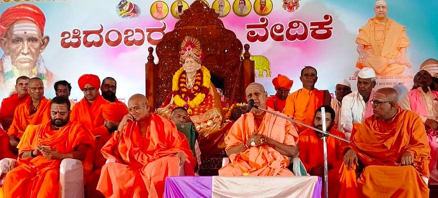 ಇಂಡಿ ತಾಲ್ಲೂಕಿನ ಆಳೂರ ಗ್ರಾಮದಲ್ಲಿ ಶನಿವಾರ ಸಿದ್ಧಾರೂಢರ ನೂತನ ಮಂದಿರದ ಕಳಸಾರೋಹಣ ಕಾರ್ಯಕ್ರಮದಲ್ಲಿ ಬೀದರದ ಶಿವಕುಮಾರ ಮಹಾಸ್ವಾಮಿಗಳು ಆಶೀರ್ವಚನ ನೀಡಿದರು.