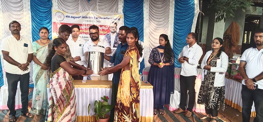 ನರಸಿಂಹರಾಜಪುರ ತಾಲ್ಲೂಕು ಹೊಸರಸ್ತೆಯ ಸಮೀಪ ಹಾವುಗೊಲ್ಲ ಕುಟುಂಬದವರಿಗೆ ಆಯೋಜಿಸಿದ್ದ ಆರೋಗ್ಯ ತಪಾಸಣಾ ಶಿಬಿರದಲ್ಲಿ ವಿಶ್ವನಾಥ್ ಗದ್ದೆ ಮನೆ ಅವರು ಹಾವುಗೊಲ್ಲ ಕುಟುಂಬಗಳಿಗೆ ನೀರಿ ಫಿಲ್ಟರ್ ವಿತರಿಸಿದರು. ಡಾ.ನರಸಿಂಹಮೂರ್ತಿ, ಡಾ.ಚಂದ್ರಪ್ರಭಾ ಪಾಲ್ಗೊಂಡಿದ್ದರು