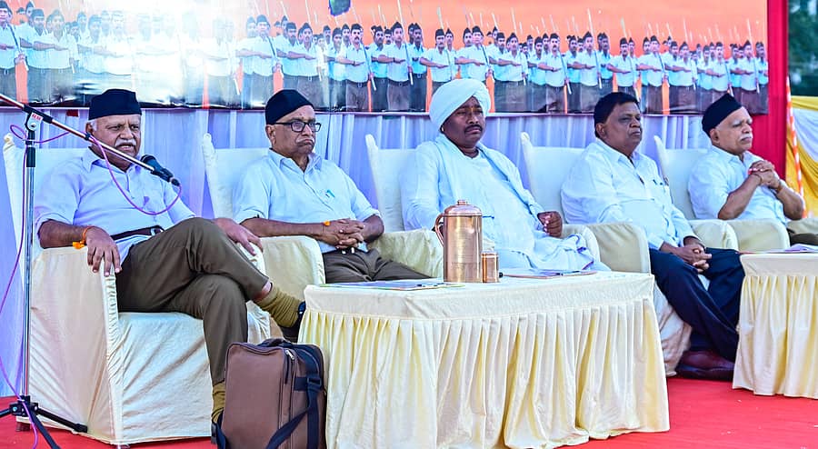 ಕಲಬುರಗಿಯ ಶರಣಬಸವೇಶ್ವರ ಮೈದಾನದಲ್ಲಿ ಭಾನುವಾರ ನಡೆದ ಸಾರ್ವಜನಿಕ ಸಮಾರಂಭದಲ್ಲಿ ಆರ್‌ಎಸ್ಎಸ್‌ ಕರ್ನಾಟಕ ಉತ್ತರ ಕ್ಷೇತ್ರದ ಪ್ರಾಂತ ಕಾರ್ಯಕಾರಿಣಿ ಸದಸ್ಯ ರವೀಂದ್ರ ಮಾತನಾಡಿದರು             ಪ್ರಜಾವಾಣಿ ಚಿತ್ರ