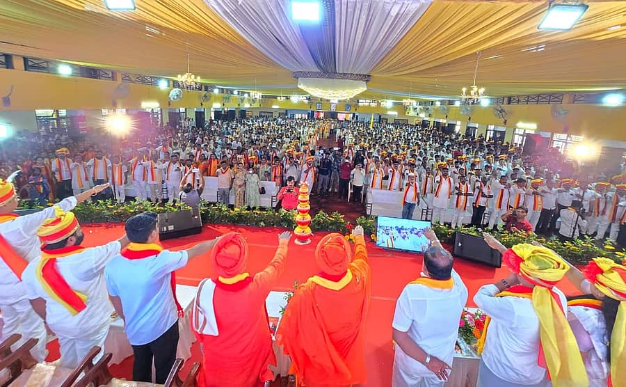 ಬೆಳಗಾವಿಯ ಗಾಂಧಿ ಭವನದಲ್ಲಿ ಭಾನುವಾರ ನಡೆದ ಕಾರ್ಯಕ್ರಮದಲ್ಲಿ 2,500 ಜನರಿಗೆ ‘ಕನ್ನಡ ದೀಕ್ಷೆ’ ನೀಡಲಾಯಿತು    ಪ್ರಜಾವಾಣಿ ಚಿತ್ರ