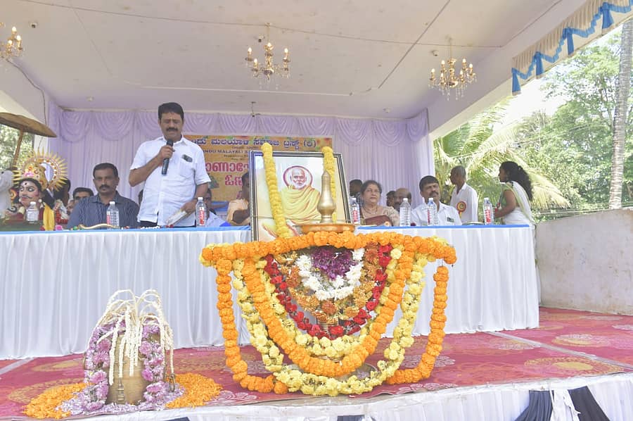 ಸುಂಟಿಕೊಪ್ಪ ಸಮೀಪದ ನಾಕೂರು ಶಿರಂಗಾಲ ಗ್ರಾಮ ಪಂಚಾಯಿತಿ ವ್ಯಾಪ್ತಿಯ ಕಾನುಬೈಲ್ ಹಿಂದೂ ಮಲಯಾಳಿ ಸಮಾಜದ  ಓಣಂ ಆಚರಣೆ  ಪ್ರಯುಕ್ತ ಭಾನುವಾರ ನಡೆದ ಸಮಾರಂಭದಲ್ಲಿ ಮಾಜಿ ಸಚಿವ ಅಪ್ಪಚ್ಚು ರಂಜನ್ ಮಾತನಾಡಿದರು.