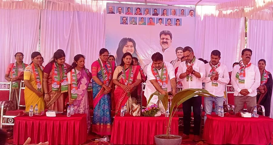 ಭಟ್ಕಳದ ಬೈಲೂರಿನ ಮೋದಕಪ್ರಿಯದಲ್ಲಿ ನಡೆದ ತಾಲ್ಲೂಕು ಮಟ್ಟದ ಕಾಂಗ್ರೆಸ್ ಮಹಿಳಾ ಸಮಾವೇಶವನ್ನು ಸಚಿವ ಮಂಕಾಳ ವೈದ್ಯ ಉದ್ಘಾಟಿಸಿದರು