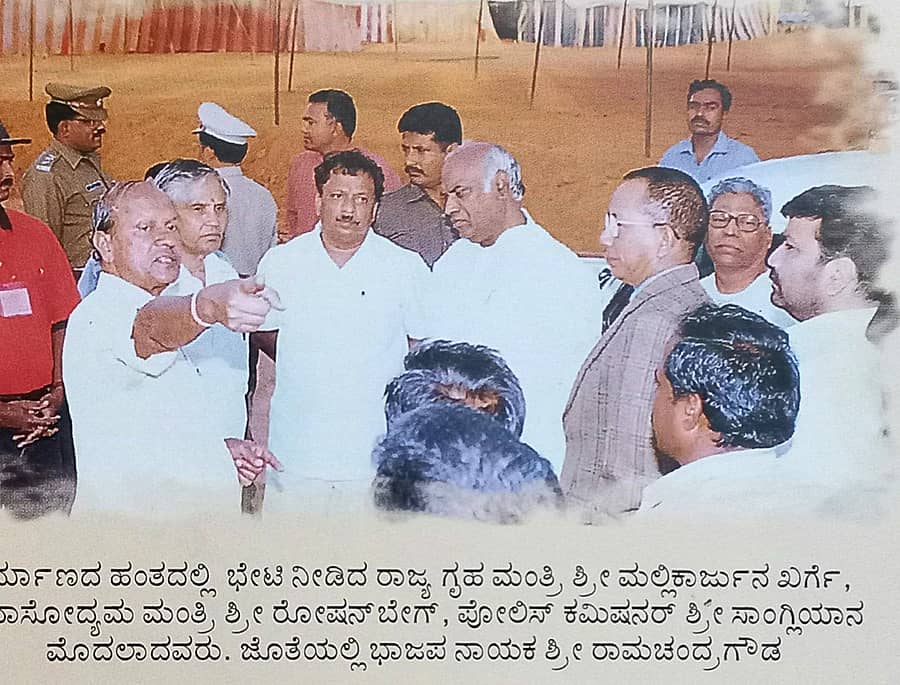 2002 ರಲ್ಲಿ ಆರ್‌ಎಸ್‌ಎಸ್‌ ಹಮ್ಮಿಕೊಂಡಿದ್ದ ಸಮರಸತಾ ಸಮಾವೇಶದ ಸಂದರ್ಭದಲ್ಲಿ ಅಂದಿನ ಗೃಹ ಸಚಿವ ಮಲ್ಲಿಕಾರ್ಜುನ ಖರ್ಗೆ, ಸಚಿವ ರೋಷನ್ ಬೇಗ್ ಅವರು ಆರ್‌ಎಸ್‌ಎಸ್‌ ಶಿಬಿರಕ್ಕೆ ಭೇಟಿ ನೀಡಿ, ಕಾರ್ಯಕ್ರಮಕ್ಕೆ ಸಂಪೂರ್ಣ ಸಹಕಾರ ಪ್ರಕಟಿಸಿದ್ದೂ ಅಲ್ಲದೇ, ಆರ್‌ಎಸ್‌ಎಸ್‌ನ ಸಮಾಜಮುಖಿ ಕಾರ್ಯಗಳನ್ನು ಶ್ಲಾಘಿಸಿದ್ದರು ಎಂದು ಆರ್‌ಎಸ್‌ಎಸ್‌ ಚಿತ್ರವನ್ನು ಹಂಚಿಕೊಂಡಿದೆ.
