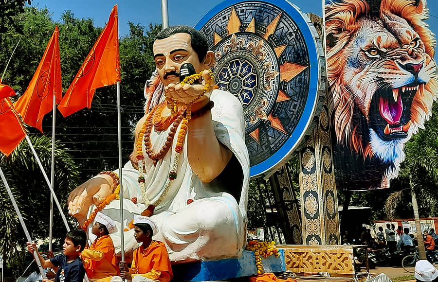 ಬಸವಕಲ್ಯಾಣದಲ್ಲಿ ಭಾನುವಾರ ನಡೆದ ಮೂರು ದಿನಗಳ 24ನೇ ಕಲ್ಯಾಣ ಪರ್ವದ ಸಮಾರೋಪದ ಮೆರವಣಿಗೆಯಲ್ಲಿ ಬಸವಣ್ಣನವರ ಬೃಹತ್ ಪ್ರತಿಮೆ ಕೊಂಡೊಯ್ಯಲಾಯಿತು