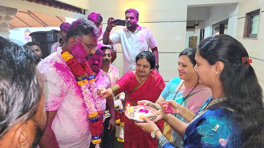 ಜನ್ಮದಿನದ ಸಂದರ್ಭದಲ್ಲಿ ಬಿಡಿಸಿಸಿ ಬ್ಯಾಂಕ್‌ ನಿರ್ದೇಶಕರಾಗಿ ಅವಿರೋಧ ಆಯ್ಕೆಯಾದ ಸವದತ್ತಿ ಶಾಸಕ ವಿಶ್ವಾಸ್‌ ವೈದ್ಯ ಅವರಿಗೆ ಕುಟುಂಬದವರು ಆರತಿ ಬೆಳಗಿ ಅಭಿನಂದಿಸಿದರು