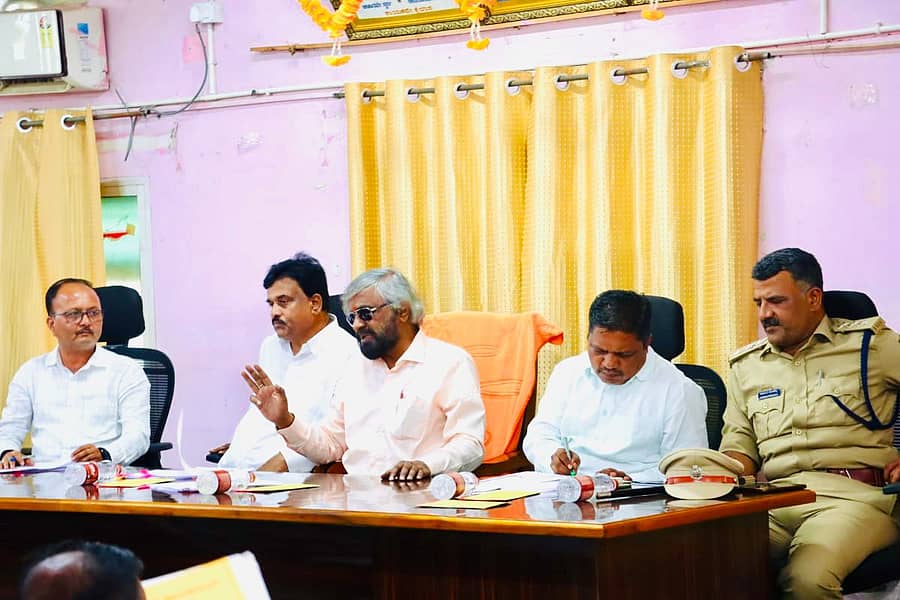 ಭಾಲ್ಕಿ ಪಟ್ಟಣದ ತಾಲ್ಲೂಕು ಪಂಚಾಯಿತಿ ಕಚೇರಿಯಲ್ಲಿ ಭಾನುವಾರ ನಡೆದ ಅಧಿಕಾರಿಗಳ ಸಭೆಯಲ್ಲಿ ಜಿಲ್ಲಾ ಉಸ್ತುವಾರಿ ಸಚಿವ ಈಶ್ವರ ಖಂಡ್ರೆ ಮಾತನಾಡಿದರು