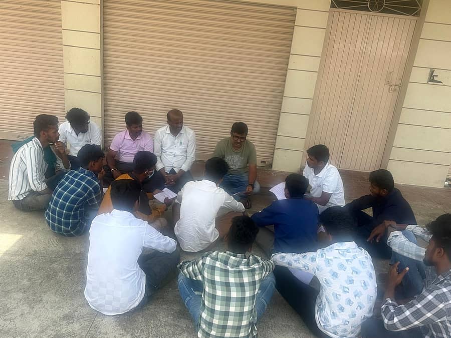 ಮೇಲುಕೋಟೆಯಲ್ಲಿ ಪುಟ್ಟಣ್ಣಯ್ಯ ಫೌಂಡೇಶನ್‌ ಹಾಗೂ ರೈತ ಸಂಘದ ಮುಖಂಡರು ಜನರಿಗೆ ‘ಮೇಲುಕೋಟೆ ವಾಣಿ’ ಆ್ಯಪ್‌ ಬಗ್ಗೆ ಮಾಹಿತಿ ನೀಡಿದರು