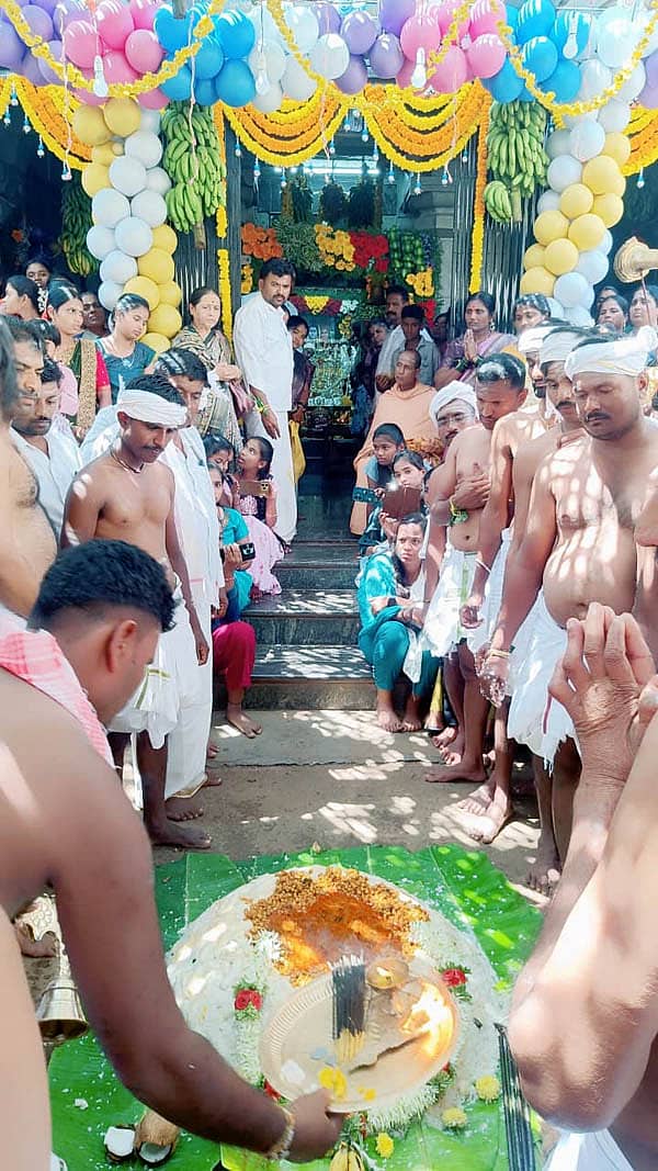 ಮಲೇಬೆನ್ನೂರು ಸಮೀಪದ ಕುಂಬಳೂರಿನ ಬೀರಲಿಂಗೇಶ್ವರ ದೇವಸ್ಥಾನದ ಸುವರ್ಣ ಮಹೋತ್ಸವ ಹಾಗೂ ಮರಿಬನ್ನಿ ಉತ್ಸವ ವಿಜೃಂಭಣೆಯಿಂದ ನಡೆಯಿತು