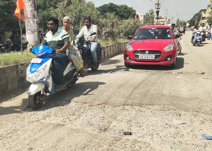 ಬಾಗೇಪಲ್ಲಿ ಪಟ್ಟಣದ ಡಾ.ಎಚ್.ಎನ್.ವೃತ್ತದ ರಸ್ತೆಯಲ್ಲಿ ಬಿದ್ದಿರುವ ಗುಂಡಿ 