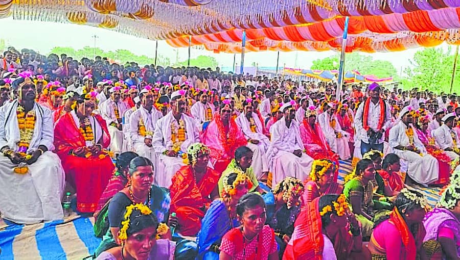 <div class="paragraphs"><p>ಜಾಲಹಳ್ಳಿಯಲ್ಲಿ ಶನಿವಾರ ಹಮ್ಮಿಕೊಂಡ ಸಾಮೂಹಿಕ‌ ವಿವಾಹ ಕಾರ್ಯಕ್ರಮದಲ್ಲಿ ಸತಿ–ಪತಿಗಳಾದ 62 ಜೋಡಿಗಳು</p></div>
