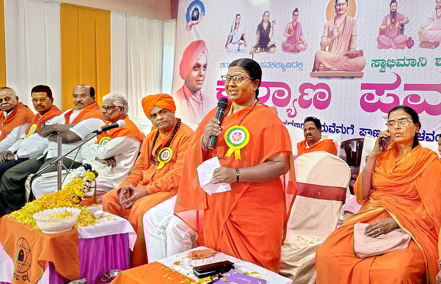 ಬಸವಕಲ್ಯಾಣದಲ್ಲಿ ಭಾನುವಾರ ನಡೆದ ಸ್ವಾಭಿಮಾನಿ ಕಲ್ಯಾಣ ಪರ್ವದ ಸಮಾರೋಪದಲ್ಲಿ ಬೀದರ್ ಬಸವ ಮಂಟಪದ ಮಾತೆ ಸತ್ಯಾದೇವಿ ಮಾತನಾಡಿದರು. ಚನ್ನಬಸವಾನಂದ ಸ್ವಾಮೀಜಿ, ಬಸವರಾಜ ಪಾಟೀಲ ಶಿವಪುರ, ಶಿವರಾಜ ಪಾಟೀಲ ಅತಿವಾಳ ಉಪಸ್ಥಿತರಿದ್ದರು