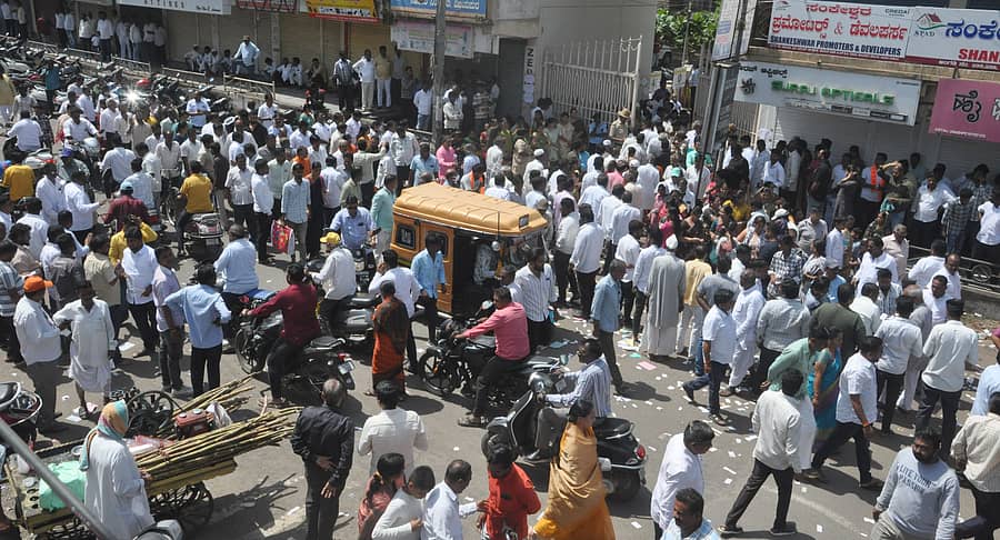 ವಿಜಯಪುರ ನಗರದ ಎಸ್.ಎಸ್. ಹೈಸ್ಕೂಲ್ ಆವರಣದಲ್ಲಿ ಶ್ರೀ ಸಿದ್ದೇಶ್ವರ ಸಹಕಾರ ಬ್ಯಾಂಕಿನ 2025–30ನೇ ಸಾಲಿನ ಆಡಳಿತ ಮಂಡಳಿಗೆ ಭಾನುವಾರ ನಡೆದ ಚುನಾವಣೆಯಲ್ಲಿ ಮತದಾರರು ಹುರುಪಿನಿಂದ ಪಾಲ್ಗೊಂಡಿದ್ದರು –ಪ್ರಜಾವಾಣಿ ಚಿತ್ರ
