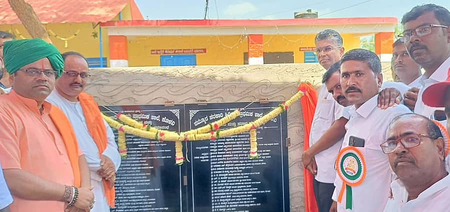 ಗೋಕಾಕ ತಾಲ್ಲೂಕಿನ ಕೊಳವಿ ಸರ್ಕಾರಿ ಹಿರಿಯ ಕನ್ನಡ ಪ್ರಾಥಮಿಕ ಶಾಲೆಯ ಶತಮಾನೋತ್ಸವ ಆಚರಣೆ ಫಲಕವನ್ನು ಲೋಕೋಪಯೋಗಿ ಸಚಿವ ಸತೀಶ ಜಾರಕಿಹೊಳಿ ಉದ್ಘಾಟಿಸಿದರು