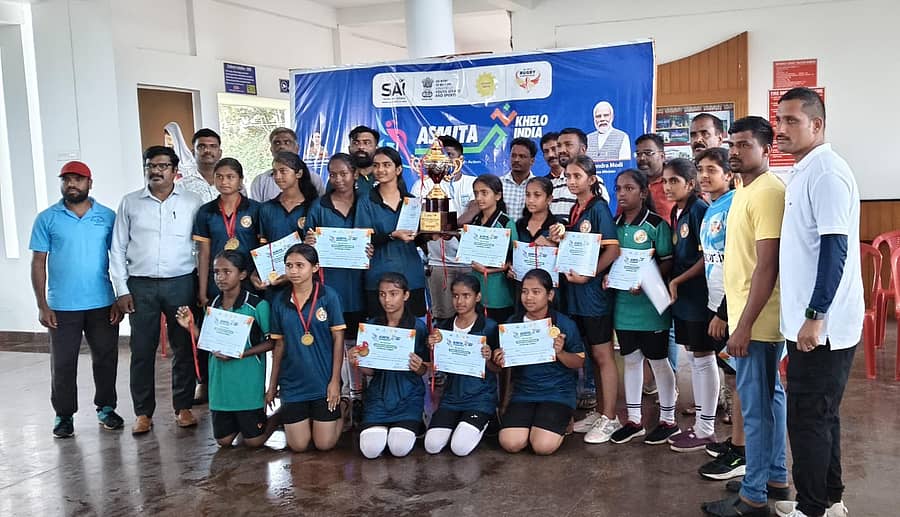 ಗುಂಡ್ಲುಪೇಟೆ ಪಟ್ಟಣದ ಕ್ರೈಸ್ಟ್ ಶಾಲೆಯಲ್ಲಿ ಆಯೋಜಿಸಿದ್ದ ಖೇಲೋ ಇಂಡಿಯಾ ಅಸ್ಮಿತ್ ವುಮನ್ ರಗ್ಬೀ ಲೀಗ್ನಲ್ಲಿ ಬಹುಮಾನ ಪಡೆದವರು