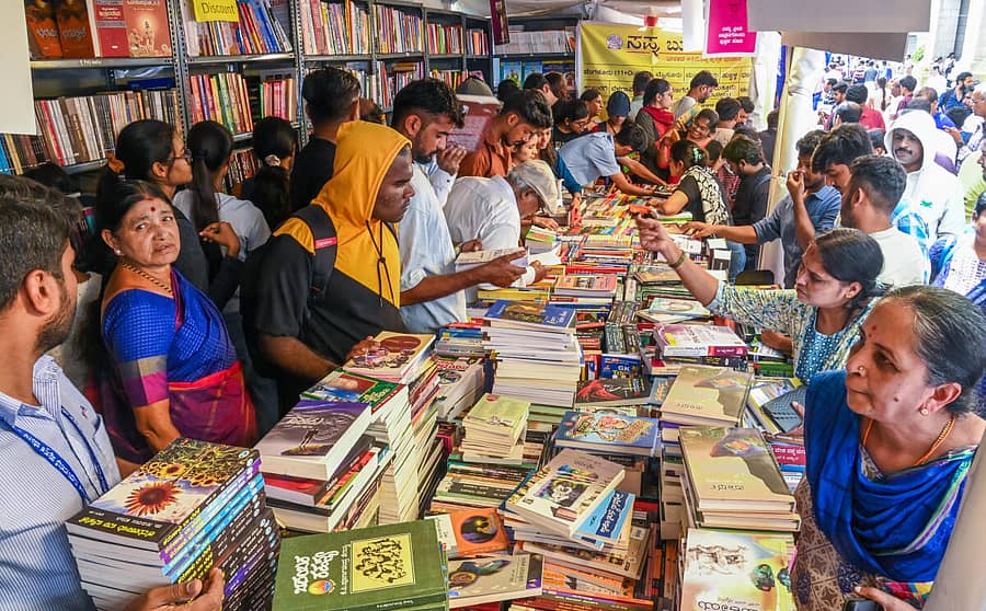 <div class="paragraphs"><p>ನಗರದ ವಿಧಾನಸೌಧ ಆವರಣದಲ್ಲಿ ವಿಧಾನಸಭೆ ಸಚಿವಾಲಯ ಆಯೋಜಿಸಿದ್ದ ಪುಸ್ತಕ ಮೇಳದಲ್ಲಿ ಜನರು ಪುಸ್ತಕವನ್ನು ಖರೀದಿಸುತ್ತಿರುವ ದೃಶ್ಯ&nbsp;<br></p></div>