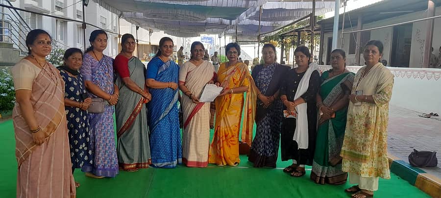 ಬಿಜೆಪಿ ರಾಜ್ಯ ಘಟಕದ ಮಹಿಳಾ ಮೋರ್ಚಾ ಸದಸ್ಯರು ರಾಷ್ಟ್ರೀಯ ಮಹಿಳಾ ಆಯೋಗದ ಅಧ್ಯಕ್ಷೆ ವಿಜಯ ಕಿಶೋರ್ ರಾಹತ್ಕರ್ ಅವರಿಗೆ ಮನವಿ ಪತ್ರ ಸಲ್ಲಿಸಿದರು