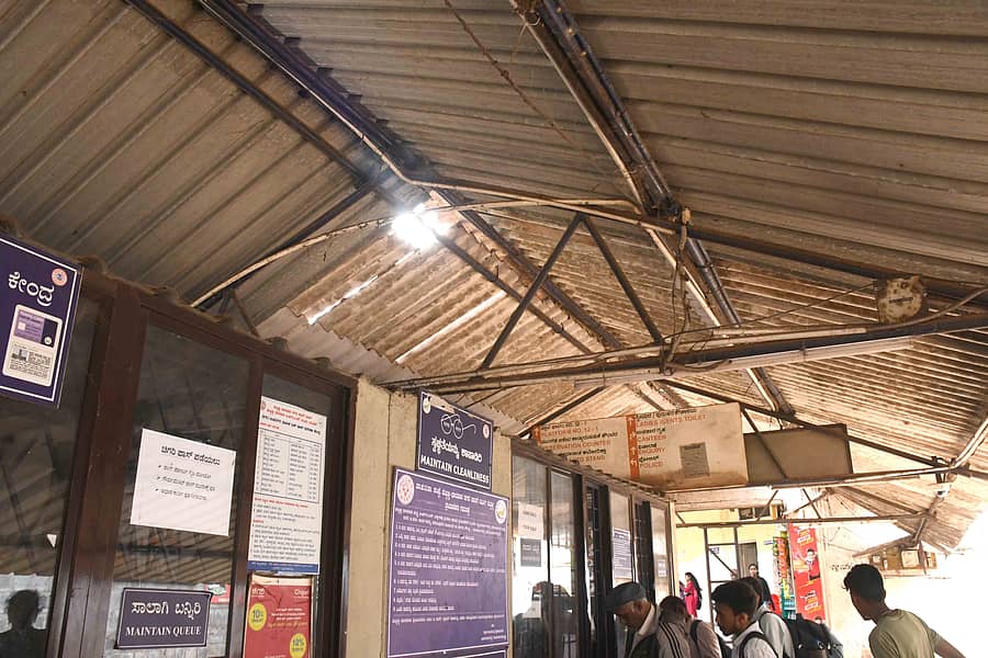 ಧಾರವಾಡದ ಹೊಸ ಬಸ್‌ನಿಲ್ದಾಣದಲ್ಲಿನ ಬಿಆರ್‌ಟಿಎಸ್‌ ಟಿಕೆಟ್‌ ಕೌಂಟರ್‌ ಚಾವಣಿಯ ದುಃಸ್ಥಿತಿ ಪ್ರಜಾವಾಣಿ ಚಿತ್ರ: ಬಿ.ಎಂ.ಕೇದಾರಾನಾಥ 