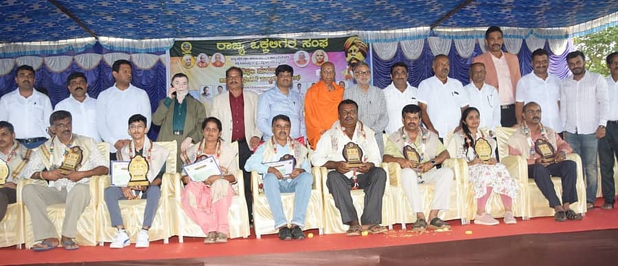 ಮಂಡ್ಯ ನಗರದ ಹೊರವಲಯದ ಆರ್ವಿಎಸ್ ಇನ್ಸ್ಟಿಟ್ಯೂಟ್ ಆಫ್ ನರ್ಸಿಂಗ್ ಸೈನ್ಸ್ ಕಾಲೇಜಿನ ಸಭಾಂಗಣದಲ್ಲಿ ನಡೆದ ಕಾರ್ಯಕ್ರಮದಲ್ಲಿ ಒಕ್ಕಲಿಗ ಸಮುದಾಯ ವಿದ್ಯಾರ್ಥಿಗಳನ್ನು ಪುರಸ್ಕರಿಸಲಾಯಿತು