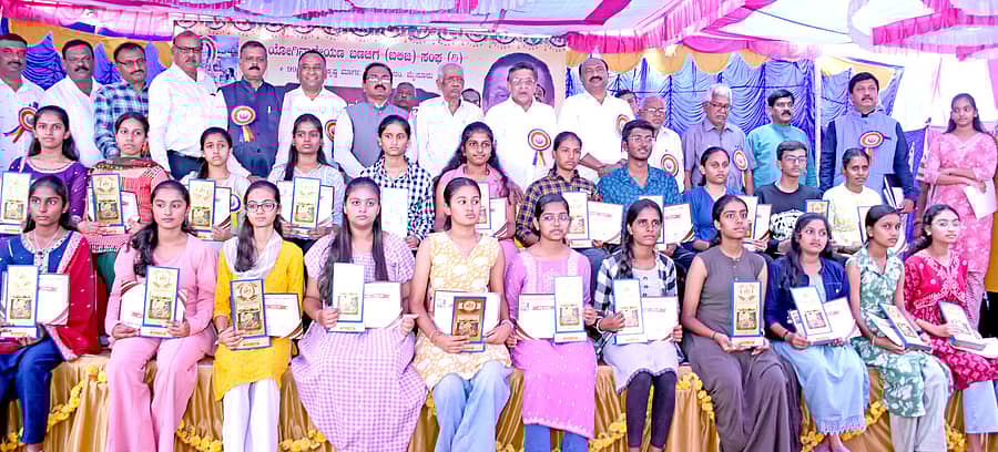 <div class="paragraphs"><p>ಮೈಸೂರಿನ ಬಣಜಿಗ ವಿದ್ಯಾರ್ಥಿನಿಲಯದಲ್ಲಿ ಭಾನುವಾರ ನಡೆದ ಕಾರ್ಯಕ್ರಮದಲ್ಲಿ ಕಳೆದ ಸಾಲಿನಲ್ಲಿ ಎಸ್ಎಸ್ಎಲ್ಸಿ ಪರೀಕ್ಷೆಯಲ್ಲಿ ಹೆಚ್ಚು ಅಂಕ ಗಳಿಸಿದ ವಿದ್ಯಾರ್ಥಿಗಳಾದ </p></div>