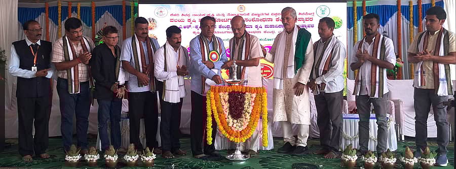 ಬ್ರಹ್ಮಾವರದ ವಲಯ ಕೃಷಿ ಮತ್ತು ತೋಟಗಾರಿಕೆ ಸಂಶೋಧನಾ ಕೇಂದ್ರದ ಆವರಣದಲ್ಲಿ ನಡೆದ ಕೃಷಿ ಮೇಳದಲ್ಲಿ ಭಾನುವಾರ ವಿಚಾರಗೋಷ್ಟಿಗಳಿಗೆ ವಿಧಾನಪರಿಷತ್ಸದಸ್ಯ ಮಂಜುನಾಥ ಭಂಡಾರಿ ಚಾಲನೆ ನೀಡಿದರು.