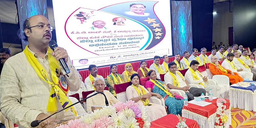 ರಾಯಚೂರಲ್ಲಿ ಭಾನುವಾರ ಜಿಲ್ಲಾ ಮಟ್ಟದ ಪ್ರತಿಭಾ ಪುರಸ್ಕಾರ ಪ್ರದಾನ ಸಮಾರಂಭದಲ್ಲಿ ವಿಧಾನ ಪರಿಷತ್ ಸದಸ್ಯ ಯತೀಂದ್ರ ಸಿದ್ದರಾಮಯ್ಯ ಮಾತನಾಡಿದರು. ಶರಣಪ್ಪ ಅಷ್ಟೂರ್, ಶ್ರೀಜ್ಞಾನಾನಂದ ಸ್ವಾಮೀಜಿ, ಬಸನಗೌಡ ದದ್ದಲ್, ಅಯ್ಯಣ್ಣ ವಡವಾಟಿ, ನಿಕೇತರಾಜ್‌ ಎಂ., ಎ. ಈರಣ್ಣ ಉಪಸ್ಥಿತರಿದ್ದರು