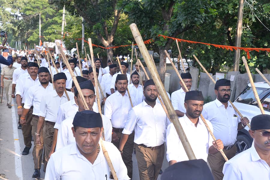 ಕೋಲಾರದಲ್ಲಿ ಆರ್‌ಎಸ್ಎಸ್‌ನ ಶತಮಾನೋತ್ಸವ ಅಂಗವಾಗಿ ಭಾನುವಾರ ನೂರಾರು ಗಣವೇಷಧಾರಿಗಳು ಪಥಸಂಚಲನದಲ್ಲಿ ಹೆಜ್ಜೆ ಹಾಕಿದರು