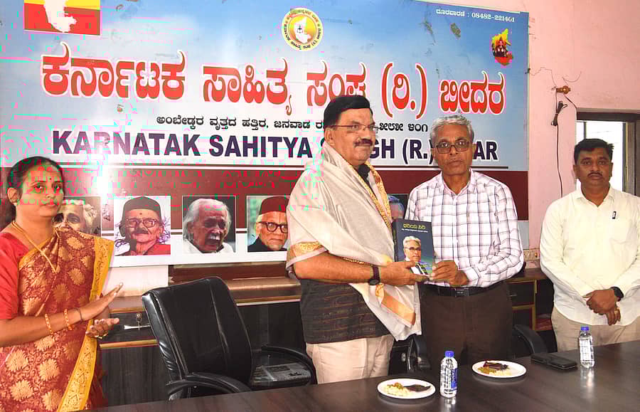 ಕಾರ್ಯಕ್ರಮದಲ್ಲಿ ಹಾಸ್ಯ ಕಲಾವಿದ ಕೃಷ್ಣೇಗೌಡ ಅವರನ್ನು ಜಗನ್ನಾಥ ಹೆಬ್ಬಾಳೆ ಗೌರವಿಸಿದರು