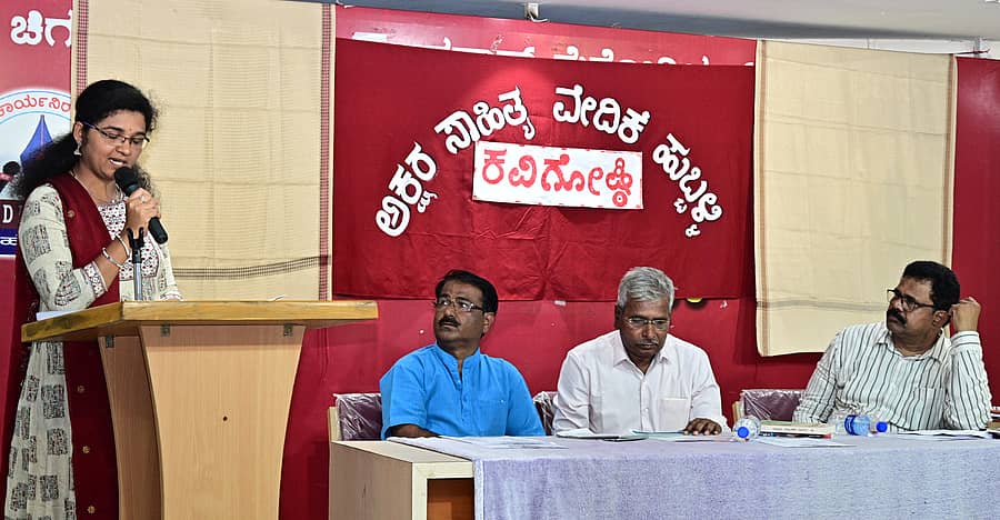 ಹುಬ್ಬಳ್ಳಿಯ ಪತ್ರಕರ್ತರ ಭವನದಲ್ಲಿ ಭಾನುವಾರ ಅಕ್ಷರಸಾಹಿತ್ಯ ವೇದಿಕೆ ವತಿಯಿಂದ ‘ಬಾಪೂ ನೆನಪು, ಕವಿಗೋಷ್ಠಿ’ ನಡೆಯಿತು –ಪ್ರಜಾವಾಣಿ ಚಿತ್ರ