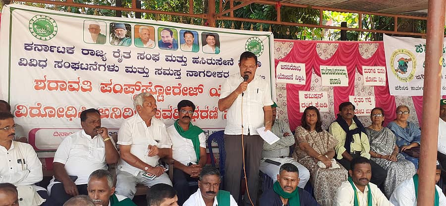 ಸಾಗರದಲ್ಲಿ ನಡೆಯುತ್ತಿರುವ ಧರಣಿ ಸತ್ಯಾಗ್ರಹದಲ್ಲಿ ಮಾಜಿ ಶಾಸಕ ಎ.ಟಿ.ರಾಮಸ್ವಾಮಿ ಭಾನುವಾರ ಪಾಲ್ಗೊಂಡಿದ್ದರು