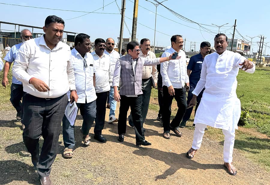 ಹುಬ್ಬಳ್ಳಿಯ ಮಂಟೂರು ರಸ್ತೆ ಬಳಿ ಸ್ಲಂ ಬೋರ್ಡ್‌ ನಿರ್ಮಿಸಿರುವ ಮನೆಗಳ ಹಂಚಿಕೆ ಹಿನ್ನೆಲೆ ಕಾರ್ಯಕ್ರಮದ ಸ್ಥಳವನ್ನು ಸಚಿವ ಜಮೀರ್ ಅಹ್ಮದ್ ಖಾನ್ ಅವರು ಭಾನುವಾರ ಪರಿಶೀಲಿಸಿದರು. ಹುಬ್ಬಳ್ಳಿ–ಧಾರವಾಡ ಮಹಾನಗರ ಕಾಂಗ್ರೆಸ್ ಜಿಲ್ಲಾ ಘಟಕದ ಅಧ್ಯಕ್ಷ ಅನಿಲಕುಮಾರ್ ಪಾಟೀಲ, ಪಾಲಿಕೆ ಸದಸ್ಯ ಮೋಹನ್, ಸ್ಲಂ ಬೋರ್ಡ್ ಆಯುಕ್ತ ಅಶೋಕ, ಇಂಜಿನಿಯರ್ ಸುಧೀರ್ ಉಪಸ್ಥಿತರಿದ್ದರು