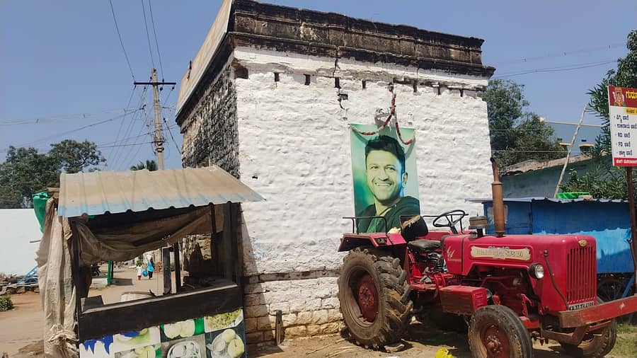 ಮುನಿರಾಬಾದ್ ಸಮೀಪ ಹುಲಿಗಿಯ ಹೃದಯ ಭಾಗದಲ್ಲಿರುವ ಐತಿಹಾಸಿಕ ಕಟ್ಟಡ ಗೋಲ್ ಬಂಗ್ಲೆ