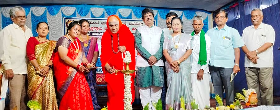 ಹೊನ್ನಾಳಿಯ ಹಿರೇಕಲ್ಮಠದಲ್ಲಿ ಶಿವಮೊಗ್ಗದ ಭಾರತಾಂಬೆ ಭಾವಸುಧೆ ಸಂಸ್ಥೆ, ಶ್ರೀ ಚನ್ನಪ್ಪಸ್ವಾಮಿ ಜನಸೇವಾ ಟ್ರಸ್ಟ್‍ವತಿಯಿಂದ ಸಾಂಸ್ಕೃತಿಕ ಸಮ್ಮೇಳನ, ಸಾಧಕರಿಗೆ ಪ್ರಶಸ್ತಿ ಪ್ರಧಾನ ಹಾಗೂ ಪುಸ್ತಕ ಬಿಡುಗಡೆ ಸಮಾರಂಭ ನಡೆಯಿತು