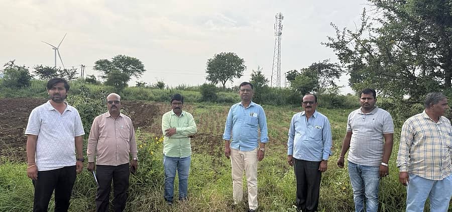 ಕೊಲ್ಹಾರ ತಾಲ್ಲೂಕಿನ ಮುಳವಾಡ ಗ್ರಾಮದಲ್ಲಿ ‌ಬೆಳೆಹಾನಿ ಸಮೀಕ್ಷೆಯಲ್ಲಿ ಅಧಿಕಾರಿಗಳು ಭಾಗವಹಿಸಿದ್ದರು