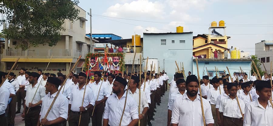 ಅರಸೀಕೆರೆ ನಗರದಲ್ಲಿ ರಾಷ್ಟ್ರೀಯ ಸ್ವಯಂ ಸೇವಕ ಸಂಘದ ಶತಮಾನೋತ್ಸವದ ಅಂಗವಾಗಿ ಸಂಘದ ಸ್ವಯಂ ಸೇವಕರು ಗಣವೇಶಧಾರಿಗಳಾಗಿ ಆಕರ್ಷಕ ಪಂಥ ಸಂಚಲನ ನಡೆಸಿದರು 