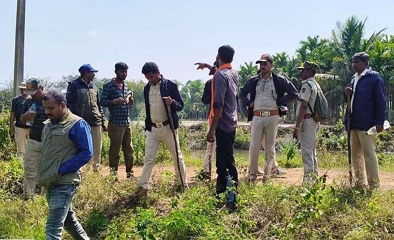 ರಟ್ಟೀಹಳ್ಳಿ ತಾಲ್ಲೂಕು ಕಣವಿಶಿದ್ದಗೇರಿ ಗ್ರಾಮದ ಬಳಿ ಚಿರತೆ ಸೆರೆಗಾಗಿ ಅರಣ್ಯ ಸಿಬ್ಬಂದಿ ಕಾರ್ಯಾಚರಣೆಯಲ್ಲಿರುವುದು 