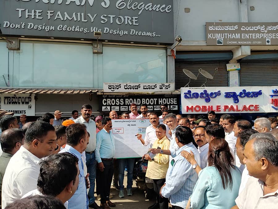 ಮತ ಕಳ್ಳತನ ಕುರಿತು ಮಡಿಕೇರಿಯ ಇಂದಿರಾಗಾಂಧಿ ವೃತ್ತ (ಚೌಕಿ)ದಲ್ಲಿ ಭಾನುವಾರ ಕೊಡಗು ಜಿಲ್ಲಾ ಕಾಂಗ್ರೆಸ್  ಸಹಿ ಸಂಗ್ರಹ ಅಭಿಯಾನ ಆರಂಭಿಸಿತು