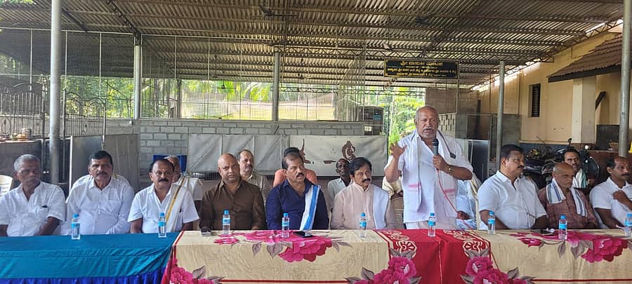 ಎರ್ಮಾಳು ಜನಾರ್ಧನ ದೇವಳದ ಆವರಣದಲ್ಲಿ ಎರ್ಮಾಳು ತೆಂಕ- ಬಡ ಜೋಡುಕರೆ ಕಂಬಳದ ಪೂರ್ವಭಾವಿ ಪ್ರಥಮ ಸಭೆಯಲ್ಲಿ ಕಂಬಳ ಸಮಿತಿಯ ಗೌರವಾಧ್ಯಕ್ಷ ಎರ್ಮಾಳು ರೋಹಿತ್ ಹೆಗ್ಡೆ ಮಾತನಾಡಿದರು