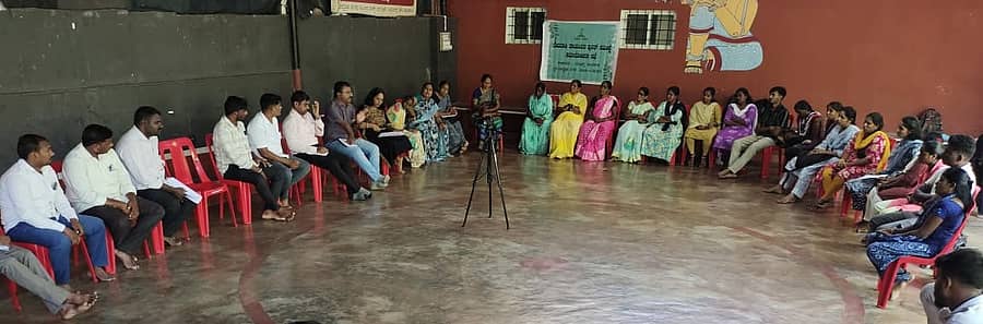 <div class="paragraphs"><p>ವಿಮುಕ್ತ ದೇವದಾಸಿ ಮಹಿಳಾ ಮತ್ತು ಮಕ್ಕಳ ವೇದಿಕೆ- ಕರ್ನಾಟಕ,&nbsp;ಸಖಿ ಸಂಸ್ಥೆ ಹೊಸಪೇಟೆ ಇವರ ಸಹಯೋಗದಲ್ಲಿ ಸಭೆ ನಡೆಸಲಾಯಿತು</p></div>