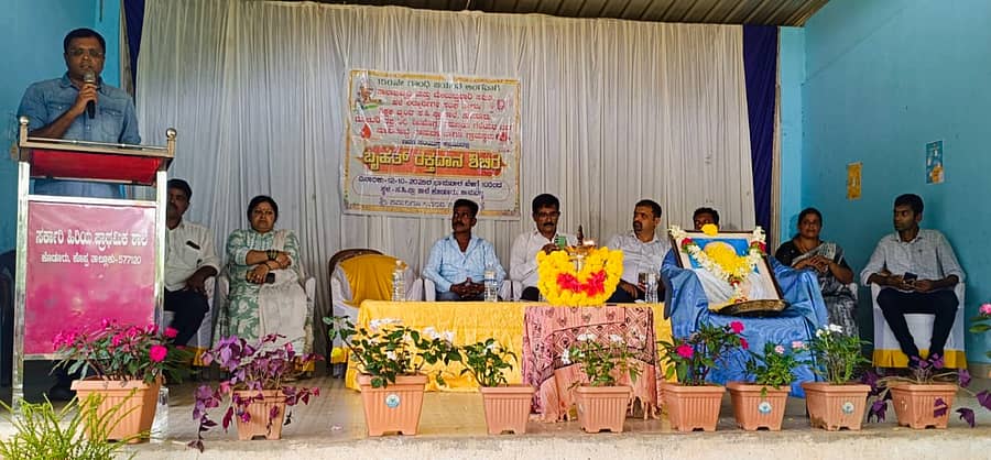 ಕೊಪ್ಪ ತಾಲ್ಲೂಕು ಕೊಡೂರು ಸರ್ಕಾರಿ ಶಾಲೆಯಲ್ಲಿ ಆಯೋಜಿಸಿದ್ದ ರಕ್ತದಾನ ಶಿಬಿರ ಉದ್ಘಾಟಿಸಿ ಡಾ.ಮಹೇಂದ್ರ ಕಿರೀಟಿ ಮಾತನಾಡಿದರು