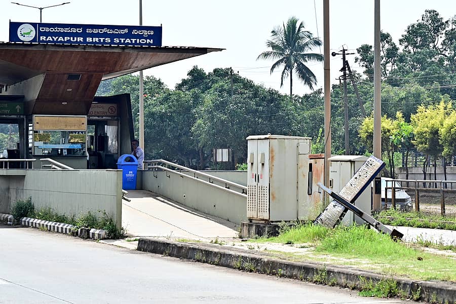 ಹುಬ್ಬಳ್ಳಿ–ಧಾರವಾಡ ನಡುವಿನ ರಾಯಾಪುರ ಬಿಆರ್‌ಟಿಎಸ್‌ ಬಸ್‌ನಿಲ್ದಾಣದ ಎದುರಿನ ಫಲಕ ಕುಸಿದಿದೆ ಪ್ರಜಾವಾಣಿ ಚಿತ್ರ: ಗೋವಿಂದರಾಜ ಜವಳಿ