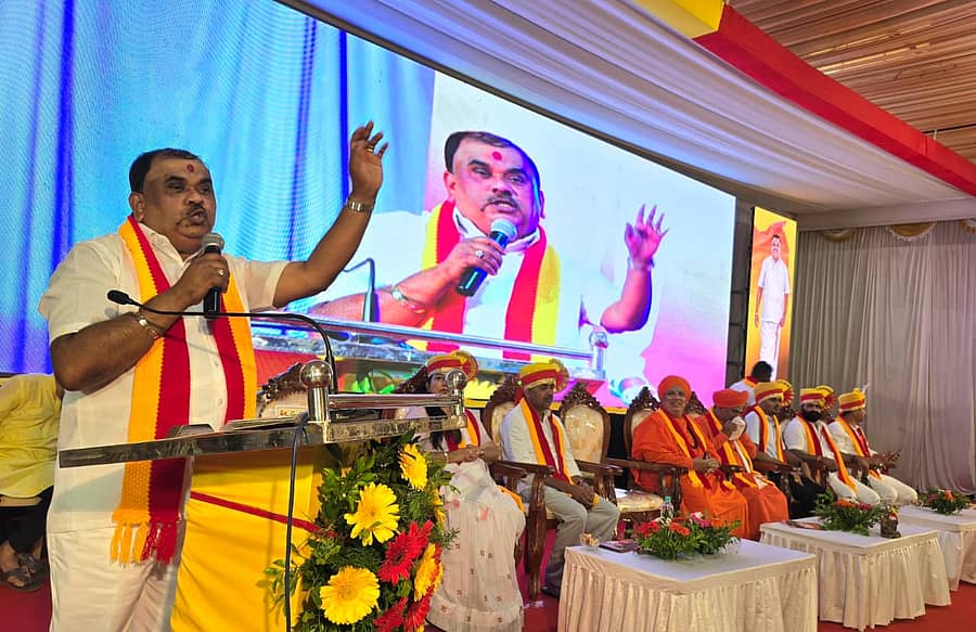 <div class="paragraphs"><p>‘ಕನ್ನಡ ದೀಕ್ಷೆ’ ಕಾರ್ಯಕ್ರಮದಲ್ಲಿ&nbsp;ಕರ್ನಾಟಕ ರಕ್ಷಣಾ ವೇದಿಕೆ ಅಧ್ಯಕ್ಷ ಟಿ.ಎ.ನಾರಾಯಣಗೌಡ ಮಾತನಾಡಿದರು</p></div>