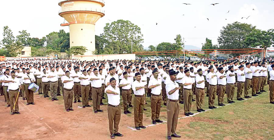 <div class="paragraphs"><p>ಮೈಸೂರಿನ ಗೋಕುಲಂನಲ್ಲಿ ಭಾನುವಾರ ಸಂಜೆ ಆರ್‌ಎಸ್‌ಎಸ್‌ ಪಥ ಸಂಚಲನ ನಡೆಯಿತು&nbsp;</p></div>