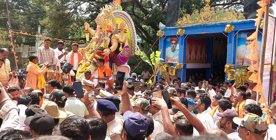 ಶಿಗ್ಗಾವಿ ತಾಲ್ಲೂಕಿನ ಬಂಕಾಪುರ ಪಟ್ಟಣದ ನೆಹರು ಗಾರ್ಡನ್‌ದಲ್ಲಿ ಪ್ರತಿಷ್ಠಾಪಿಸಿರುವ ಹಿಂದೂ ಮಹಾ ಗಣಪತಿ ವಿಸರ್ಜನೆ ಮೆರವಣಿಗೆ ಭಾನುವಾರ ಜರುಗಿತು